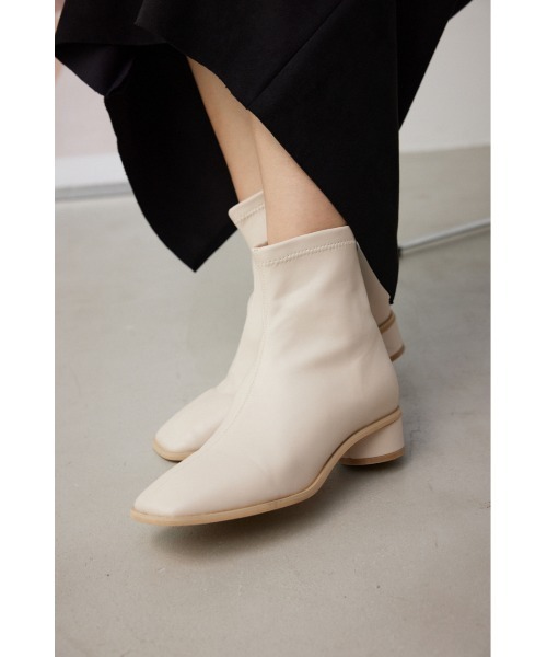 AZUL by moussy（アズールバイマウジー）の「サークルシェイプローヒールブーツ（ブーツ・レディース・アイボリー/ブラック・MEDIUM/SMALL/LARGE）」の3枚目の写真