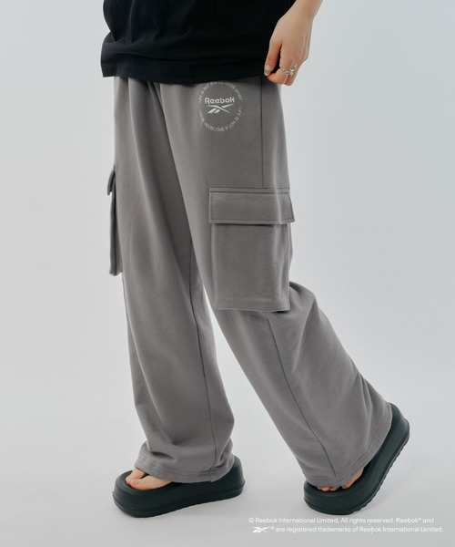 Reebok（リーボック）の「【Reebok別注】裏毛カーゴオーバーパンツ（スウェットパンツ・メンズ・グレー/チャコールグレー・LARGE/MEDIUM）」の4枚目の写真