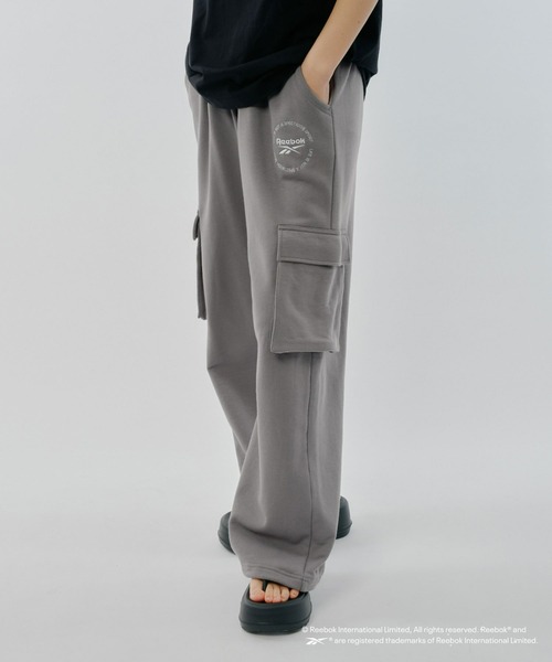 Reebok（リーボック）の「【Reebok別注】裏毛カーゴオーバーパンツ（スウェットパンツ・メンズ・グレー/チャコールグレー・LARGE/MEDIUM）」の5枚目の写真