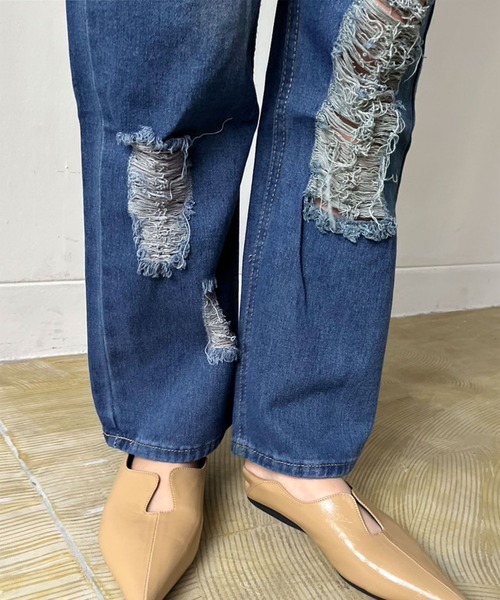 Jewelobe(ジュエローブ)の「パッチワークダメージルーズストレートパンツ(デニムパンツ・レディース・ブルー・S/M)」の6枚目の写真