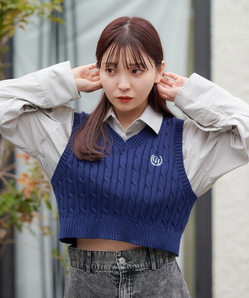 SPINNS（スピンズ）の「ワンポイント刺繍ショート丈ニットベスト