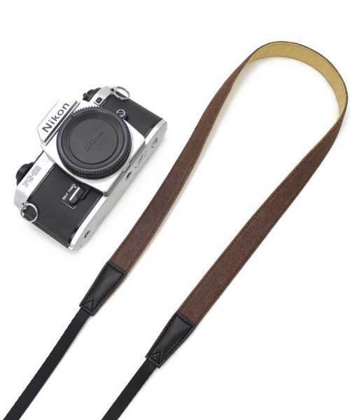 Fun & Daily（ファンアンドデイリー）の「F&D : カラーデニムカメラストラップ（カメラ/カメラグッズ・メンズ・ブラウン/ブラック/ダークブラウン・FREE）」の2枚目の写真