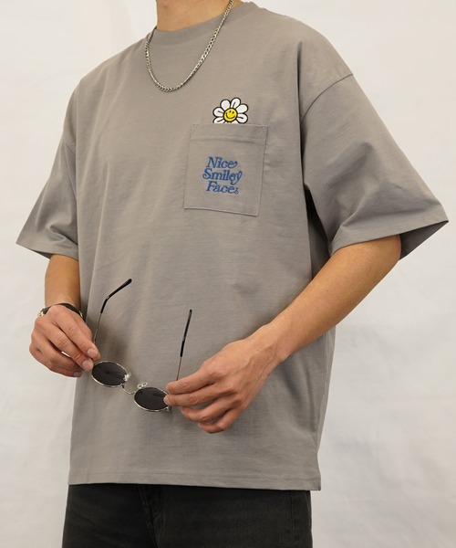 SMILEY FACE（スマイリーフェイス）の「【GROOVY STORE】SMILEY FACE オーバーサイズ ヘビーウエイト半袖Tシャツ（Tシャツ/カットソー・メンズ・ブラック/ブラック系その他2/グレイッシュベージュ/クリアグリーン/ホワイト系その他2/ブラック系その他3/グレー/杢グレー/ミント/ホワイト/ホワイト系その他3/ピンク/オフホワイト/レモンイエロー/ダークグリーン/ホワイト系その他4/ブラック系その他4/グリーン系その他/ネイビー/スミクロ・M/LL/L）」の14枚目の写真