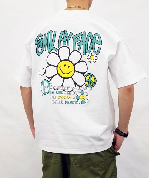 SMILEY FACE（スマイリーフェイス）の「【GROOVY STORE】SMILEY FACE オーバーサイズ ヘビーウエイト半袖Tシャツ（Tシャツ/カットソー・メンズ・ブラック/ブラック系その他2/グレイッシュベージュ/クリアグリーン/ホワイト系その他2/ブラック系その他3/グレー/杢グレー/ミント/ホワイト/ホワイト系その他3/ピンク/オフホワイト/レモンイエロー/ダークグリーン/ホワイト系その他4/ブラック系その他4/グリーン系その他/ネイビー/スミクロ・M/LL/L）」の4枚目の写真