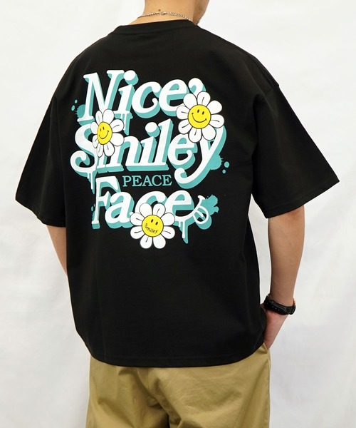 SMILEY FACE（スマイリーフェイス）の「【GROOVY STORE】SMILEY FACE オーバーサイズ ヘビーウエイト半袖Tシャツ（Tシャツ/カットソー・メンズ・ブラック/ブラック系その他2/グレイッシュベージュ/クリアグリーン/ホワイト系その他2/ブラック系その他3/グレー/杢グレー/ミント/ホワイト/ホワイト系その他3/ピンク/オフホワイト/レモンイエロー/ダークグリーン/ホワイト系その他4/ブラック系その他4/グリーン系その他/ネイビー/スミクロ・M/LL/L）」の7枚目の写真