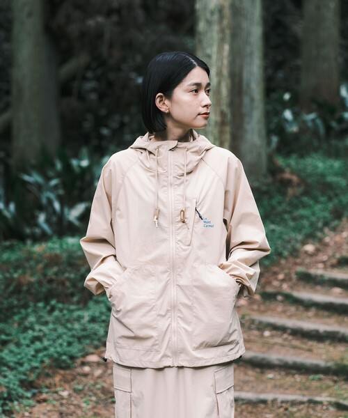 SHARE PARK(シェアパーク)の「【撥水・UVカット・ストレッチ・軽量 】パッカブルマウンテンパーカー(Mサイズ)(マウンテンパーカー・レディース・ベージュ系/ブラック系・MEDIUM)」の4枚目の写真