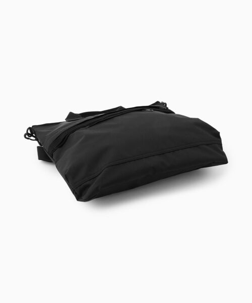 Calvin Klein（カルバン・クライン）の「メタフォームヘルメットバッグ（トートバッグ・メンズ・ブラック・FREE）」の3枚目の写真