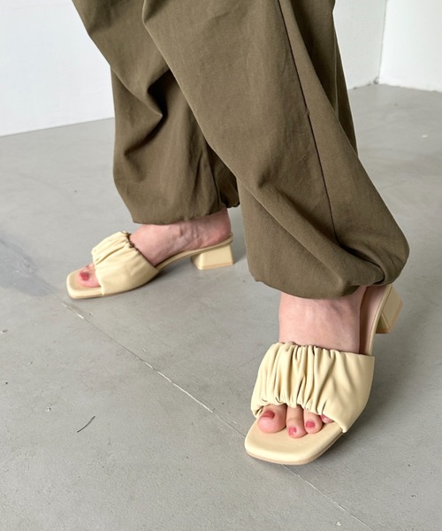 CLEA（クレア）の「ギャザーフェイクレザーミュールサンダル（サンダル・レディース・ブラック/アイボリー/イエロー・23.5cm/24.5cm）」の17枚目の写真