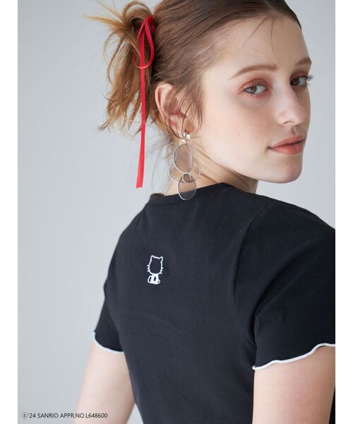 MERCURYDUO（マーキュリーデュオ）の「【ハローキティコラボ】配色ワンポイント刺繍Tシャツ（Tシャツ/カットソー・レディース・オフホワイト/ブラック・FREE）」の3枚目の写真