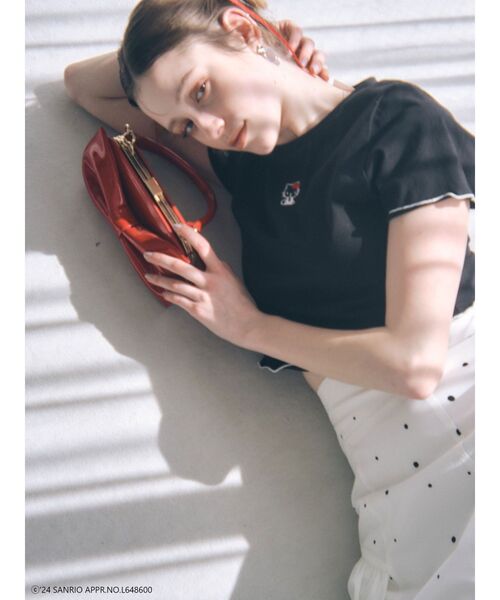 MERCURYDUO（マーキュリーデュオ）の「【ハローキティコラボ】配色ワンポイント刺繍Tシャツ（Tシャツ/カットソー・レディース・オフホワイト/ブラック・FREE）」の8枚目の写真