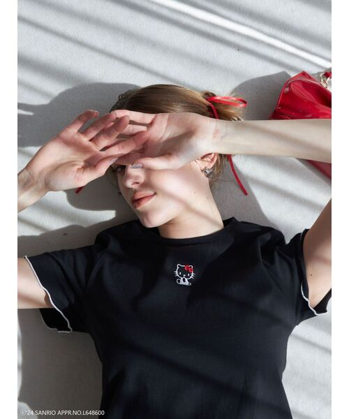 MERCURYDUO（マーキュリーデュオ）の「【ハローキティコラボ】配色ワンポイント刺繍Tシャツ（Tシャツ/カットソー・レディース・オフホワイト/ブラック・FREE）」の10枚目の写真