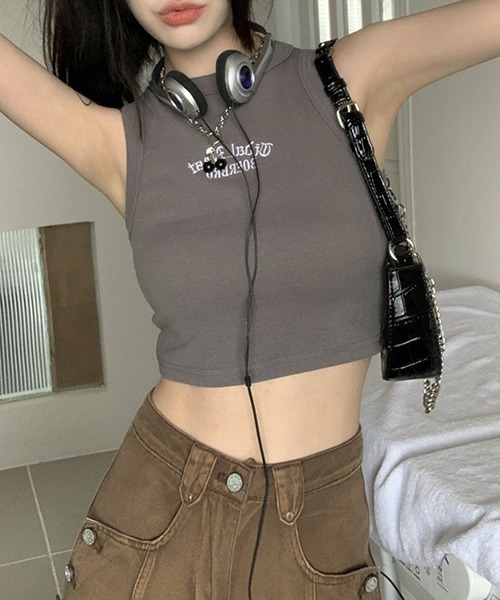 NANEA（ナネア）の「ロゴ刺繍入り　クロップド丈アメリカンスリーブタンクトップ（タンクトップ・レディース・ブラック/ブラウン/ホワイト/グリーン/グレー・LARGE/MEDIUM/SMALL）」の3枚目の写真