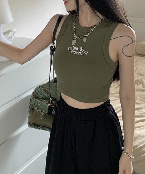 NANEA（ナネア）の「ロゴ刺繍入り　クロップド丈アメリカンスリーブタンクトップ（タンクトップ・レディース・ブラック/ブラウン/ホワイト/グリーン/グレー・LARGE/MEDIUM/SMALL）」の21枚目の写真