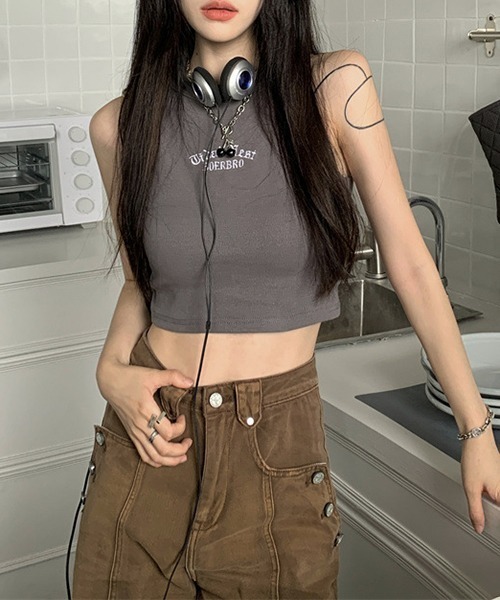 NANEA（ナネア）の「ロゴ刺繍入り　クロップド丈アメリカンスリーブタンクトップ（タンクトップ・レディース・ブラック/ブラウン/ホワイト/グリーン/グレー・LARGE/MEDIUM/SMALL）」の17枚目の写真