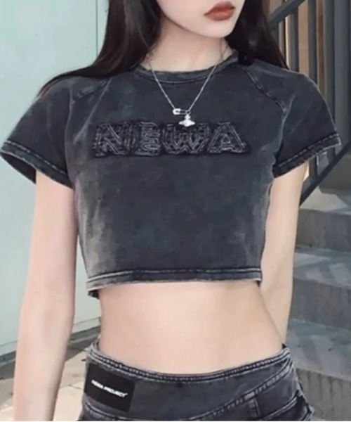 LADY LIKE(レディライク)の「ヴィンテージ風フロントロゴコンパクトTシャツ(Tシャツ/カットソー・レディース・ダークグレー・M/S)」の2枚目の写真