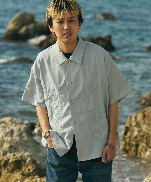JOURNAL STANDARD relume（ジャーナルスタンダード　レリューム）の「エンブロイダリー ペイズリー 半袖シャツ（シャツ/ブラウス・メンズ・ホワイト/ライトグレー/ブラック/ボルドー・LARGE/MEDIUM）」の3枚目の写真