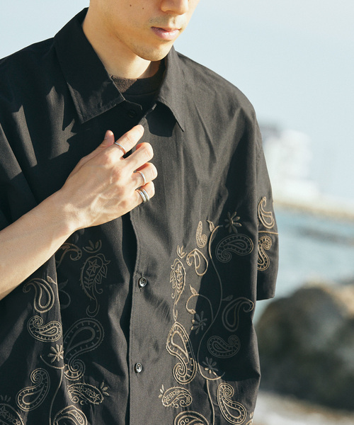 JOURNAL STANDARD relume（ジャーナルスタンダード　レリューム）の「エンブロイダリー ペイズリー 半袖シャツ（シャツ/ブラウス・メンズ・ホワイト/ライトグレー/ブラック/ボルドー・LARGE/MEDIUM）」の2枚目の写真