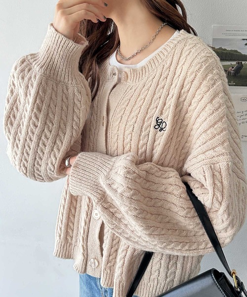 GeeRA(ジーラ)の「ワンポイント刺繍ケーブル編ニットカーディガン(カーディガン/ボレロ・レディース・杢グレー/ベージュ・MEDIUM/LARGE)」の1枚目の写真