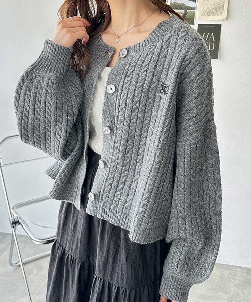 GeeRA(ジーラ)の「ワンポイント刺繍ケーブル編ニットカーディガン(カーディガン/ボレロ・レディース・杢グレー/ベージュ・MEDIUM/LARGE)」の2枚目の写真