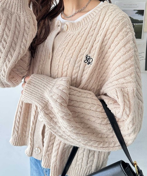 GeeRA(ジーラ)の「ワンポイント刺繍ケーブル編ニットカーディガン(カーディガン/ボレロ・レディース・杢グレー/ベージュ・MEDIUM/LARGE)」の7枚目の写真