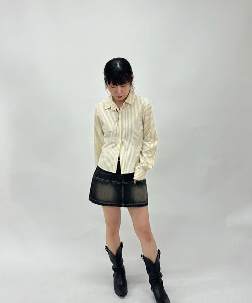 WHO'S WHO gallery(フーズフーギャラリー)の「ダーツデザインシャツ(シャツ/ブラウス・レディース・サックスブルー/ネイビー/オフホワイト・SMALL/LARGE)」の5枚目の写真