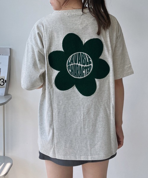 AS KNOW AS plus(アズノゥアズプラス)の「◇アソートモチーフTシャツ(Tシャツ/カットソー・レディース・ブラック系/オートミール/オフホワイト/チャコールグレー/アイボリー系/サックスブルー/アイボリー系2/ブルー系その他2/ホワイト系その他2/ブラック系2/グレー系その他2/ベージュ系その他2/ホワイト系その他3/グレー系その他3/ブラック系3/アイボリー系3/ホワイト系その他4/グレー系その他4/アイボリー系4/ネイビー系4/グレー系その他5/ベージュ系5/グリーン系5/ホワイト系その他5/ネイビー系5/ホワイト系5/グレー系6/ホワイト系6/レッド系その他6/ベージュ系その他6・FREE)」の18枚目の写真