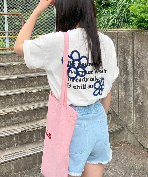AS KNOW AS plus(アズノゥアズプラス)の「◇アソートモチーフTシャツ(Tシャツ/カットソー・レディース・ブラック系/オートミール/オフホワイト/チャコールグレー/アイボリー系/サックスブルー/アイボリー系2/ブルー系その他2/ホワイト系その他2/ブラック系2/グレー系その他2/ベージュ系その他2/ホワイト系その他3/グレー系その他3/ブラック系3/アイボリー系3/ホワイト系その他4/グレー系その他4/アイボリー系4/ネイビー系4/グレー系その他5/ベージュ系5/グリーン系5/ホワイト系その他5/ネイビー系5/ホワイト系5/グレー系6/ホワイト系6/レッド系その他6/ベージュ系その他6・FREE)」の3枚目の写真