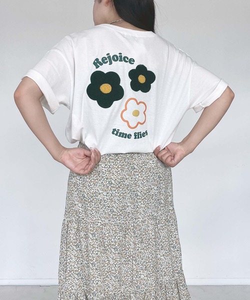 AS KNOW AS plus(アズノゥアズプラス)の「◇アソートモチーフTシャツ(Tシャツ/カットソー・レディース・ブラック系/オートミール/オフホワイト/チャコールグレー/アイボリー系/サックスブルー/アイボリー系2/ブルー系その他2/ホワイト系その他2/ブラック系2/グレー系その他2/ベージュ系その他2/ホワイト系その他3/グレー系その他3/ブラック系3/アイボリー系3/ホワイト系その他4/グレー系その他4/アイボリー系4/ネイビー系4/グレー系その他5/ベージュ系5/グリーン系5/ホワイト系その他5/ネイビー系5/ホワイト系5/グレー系6/ホワイト系6/レッド系その他6/ベージュ系その他6・FREE)」の4枚目の写真