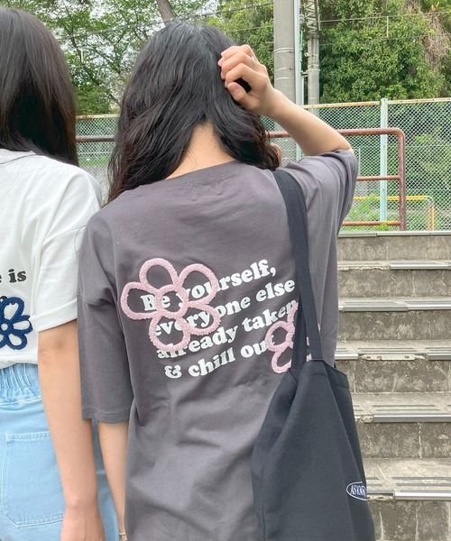 AS KNOW AS plus(アズノゥアズプラス)の「◇アソートモチーフTシャツ(Tシャツ/カットソー・レディース・ブラック系/オートミール/オフホワイト/チャコールグレー/アイボリー系/サックスブルー/アイボリー系2/ブルー系その他2/ホワイト系その他2/ブラック系2/グレー系その他2/ベージュ系その他2/ホワイト系その他3/グレー系その他3/ブラック系3/アイボリー系3/ホワイト系その他4/グレー系その他4/アイボリー系4/ネイビー系4/グレー系その他5/ベージュ系5/グリーン系5/ホワイト系その他5/ネイビー系5/ホワイト系5/グレー系6/ホワイト系6/レッド系その他6/ベージュ系その他6・FREE)」の13枚目の写真
