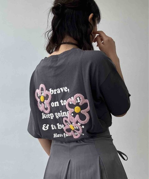 AS KNOW AS plus(アズノゥアズプラス)の「◇アソートモチーフTシャツ(Tシャツ/カットソー・レディース・ブラック系/オートミール/オフホワイト/チャコールグレー/アイボリー系/サックスブルー/アイボリー系2/ブルー系その他2/ホワイト系その他2/ブラック系2/グレー系その他2/ベージュ系その他2/ホワイト系その他3/グレー系その他3/ブラック系3/アイボリー系3/ホワイト系その他4/グレー系その他4/アイボリー系4/ネイビー系4/グレー系その他5/ベージュ系5/グリーン系5/ホワイト系その他5/ネイビー系5/ホワイト系5/グレー系6/ホワイト系6/レッド系その他6/ベージュ系その他6・FREE)」の16枚目の写真