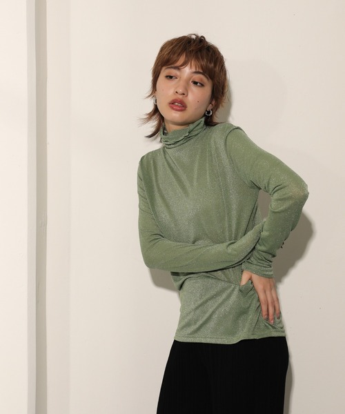 en CAnAF（エンカナフ）の「メロウ ハイネック シャイニー ラメシアートップス（Tシャツ/カットソー・レディース・シルバー/ライトベージュ/ゴールド/グリーン・M）」の14枚目の写真