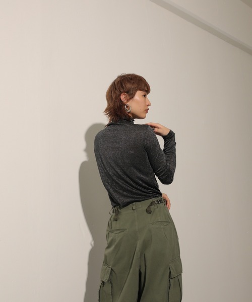 en CAnAF（エンカナフ）の「メロウ ハイネック シャイニー ラメシアートップス（Tシャツ/カットソー・レディース・シルバー/ライトベージュ/ゴールド/グリーン・M）」の21枚目の写真