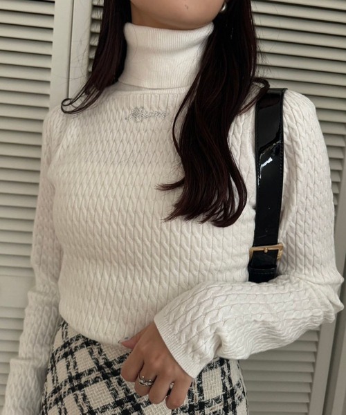 one after another NICE CLAUP(ワンアフターアナザーナイスクラップ)の「ビジューロゴケーブルハイネックニット(ニット/セーター・レディース・ブラウン/ピンク/ブラック/オフホワイト/グレー・FREE)」の8枚目の写真