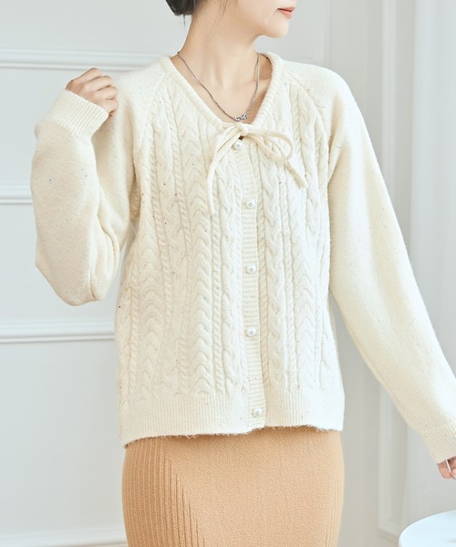 Lace Ladies(レースレディース)の「ラウンドネック パールボタン リボン ニット カーディガン(カーディガン/ボレロ・レディース・ベージュ/ホワイト/グレイッシュベージュ/グレー・FREE)」の3枚目の写真