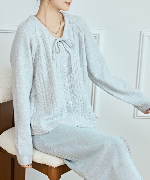 Lace Ladies(レースレディース)の「ラウンドネック パールボタン リボン ニット カーディガン(カーディガン/ボレロ・レディース・ベージュ/ホワイト/グレイッシュベージュ/グレー・FREE)」の2枚目の写真