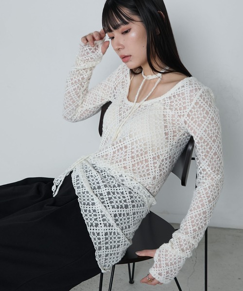 le ELMi（ルエルミ）の「Multiway brushed lace tops ＆ babushka scarf set / マルチウェイ 起毛レーストップス ＆ バブーシュカ スカーフ セット（Tシャツ/カットソー・レディース・アイボリー/ブラック・FREE）」の2枚目の写真