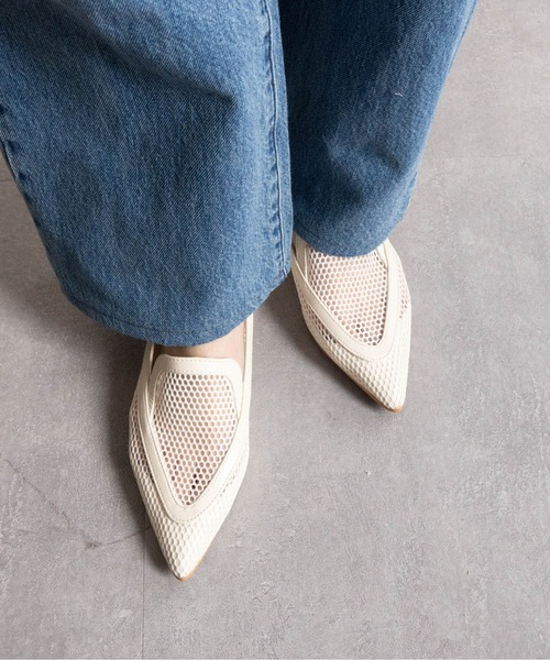 Fabby fabby(ファビィーファビィー)の「ポインテッドトゥメッシュシューズ(パンプス・レディース・ブラック/オフホワイト/シルバー・SMALL/MEDIUM/LARGE)」の2枚目の写真
