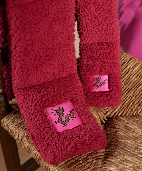 JNBY（ジェーエヌビーワイ）の「HOME Pixel Art Dragon Boa Fleece Scarf（ストール/ショール・レディース・レッド・ONE SIZE）」の3枚目の写真