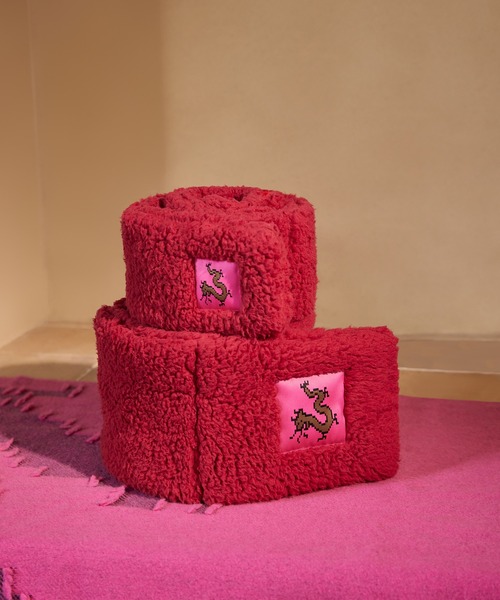 JNBY（ジェーエヌビーワイ）の「HOME Pixel Art Dragon Boa Fleece Scarf（ストール/ショール・レディース・レッド・ONE SIZE）」の4枚目の写真