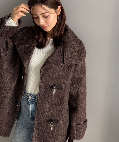 mily bilet（ミウィビレット）の「【mily bilet】大人の冬を格上げする主役アウター。フェザーシャギーバックル使いコート（チェスターコート・レディース・ブラウン/グレー/チャコールグレー/ベージュ・LARGE/X-LARGE/SMALL/MEDIUM）」の3枚目の写真