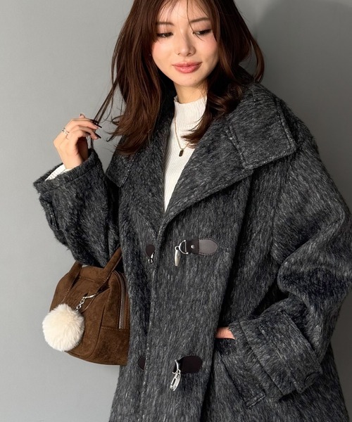 mily bilet（ミウィビレット）の「【mily bilet】大人の冬を格上げする主役アウター。フェザーシャギーバックル使いコート（チェスターコート・レディース・ブラウン/グレー/チャコールグレー/ベージュ・LARGE/X-LARGE/SMALL/MEDIUM）」の2枚目の写真