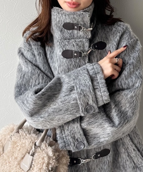 mily bilet（ミウィビレット）の「【mily bilet】大人の冬を格上げする主役アウター。フェザーシャギーバックル使いコート（チェスターコート・レディース・ブラウン/グレー/チャコールグレー/ベージュ・LARGE/X-LARGE/SMALL/MEDIUM）」の6枚目の写真