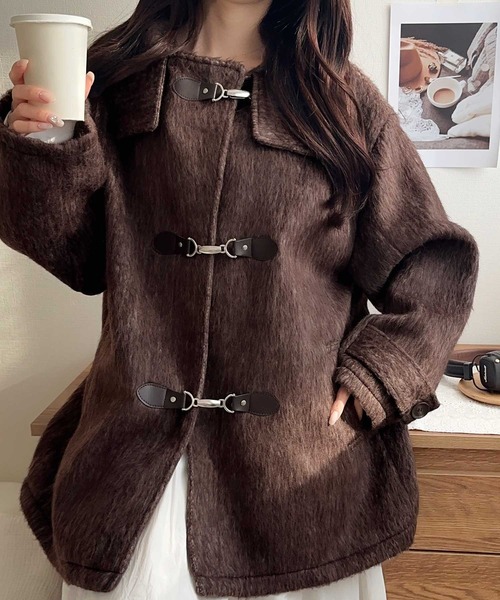 mily bilet（ミウィビレット）の「【mily bilet】大人の冬を格上げする主役アウター。フェザーシャギーバックル使いコート（チェスターコート・レディース・ブラウン/グレー/チャコールグレー/ベージュ・LARGE/X-LARGE/SMALL/MEDIUM）」の12枚目の写真