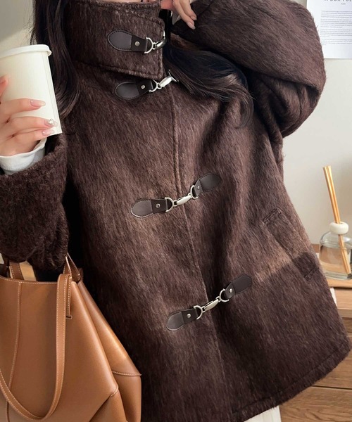 mily bilet（ミウィビレット）の「【mily bilet】大人の冬を格上げする主役アウター。フェザーシャギーバックル使いコート（チェスターコート・レディース・ブラウン/グレー/チャコールグレー/ベージュ・LARGE/X-LARGE/SMALL/MEDIUM）」の11枚目の写真