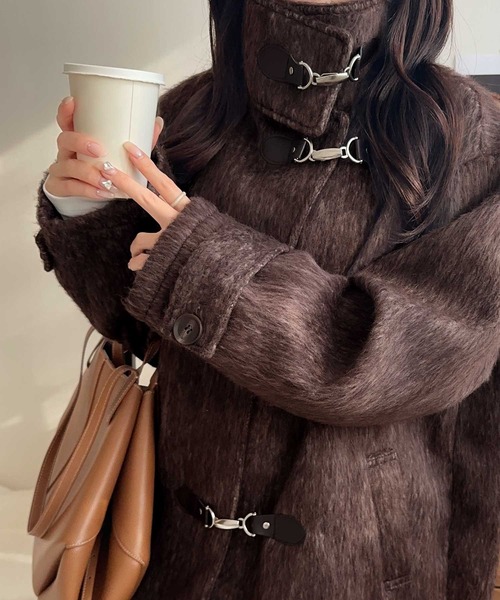 mily bilet（ミウィビレット）の「【mily bilet】大人の冬を格上げする主役アウター。フェザーシャギーバックル使いコート（チェスターコート・レディース・ブラウン/グレー/チャコールグレー/ベージュ・LARGE/X-LARGE/SMALL/MEDIUM）」の10枚目の写真