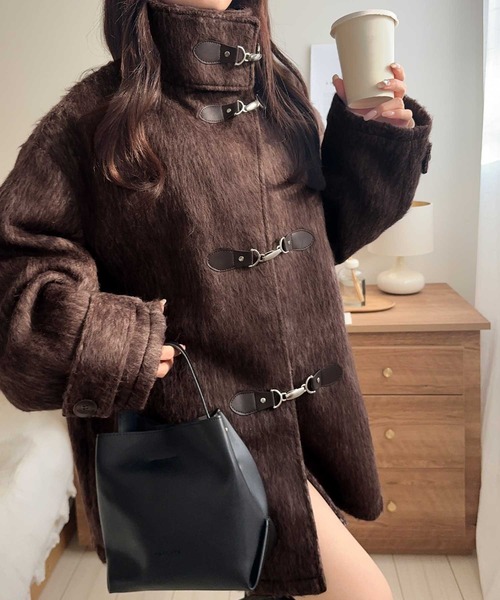 mily bilet（ミウィビレット）の「【mily bilet】大人の冬を格上げする主役アウター。フェザーシャギーバックル使いコート（チェスターコート・レディース・ブラウン/グレー/チャコールグレー/ベージュ・LARGE/X-LARGE/SMALL/MEDIUM）」の7枚目の写真