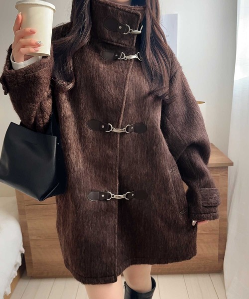 mily bilet（ミウィビレット）の「【mily bilet】大人の冬を格上げする主役アウター。フェザーシャギーバックル使いコート（チェスターコート・レディース・ブラウン/グレー/チャコールグレー/ベージュ・LARGE/X-LARGE/SMALL/MEDIUM）」の8枚目の写真