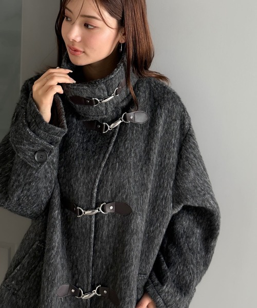 mily bilet（ミウィビレット）の「【mily bilet】大人の冬を格上げする主役アウター。フェザーシャギーバックル使いコート（チェスターコート・レディース・ブラウン/グレー/チャコールグレー/ベージュ・LARGE/X-LARGE/SMALL/MEDIUM）」の20枚目の写真