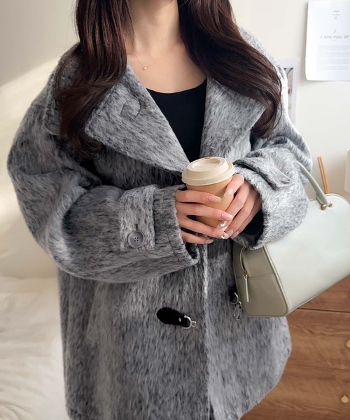 mily bilet（ミウィビレット）の「【mily bilet】大人の冬を格上げする主役アウター。フェザーシャギーバックル使いコート（チェスターコート・レディース・ブラウン/グレー/チャコールグレー/ベージュ・LARGE/X-LARGE/SMALL/MEDIUM）」の15枚目の写真