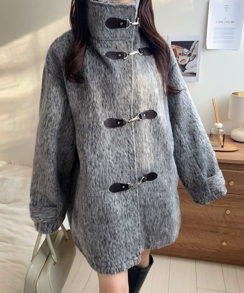 mily bilet（ミウィビレット）の「【mily bilet】大人の冬を格上げする主役アウター。フェザーシャギーバックル使いコート（チェスターコート・レディース・ブラウン/グレー/チャコールグレー/ベージュ・LARGE/X-LARGE/SMALL/MEDIUM）」の17枚目の写真